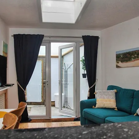 Light And Airy With Parking Nearby Apartment Bath Exterior photo
