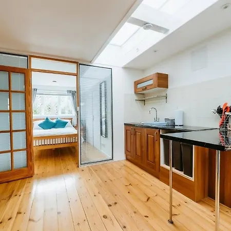 Light And Airy With Parking Nearby Apartment Bath Exterior photo
