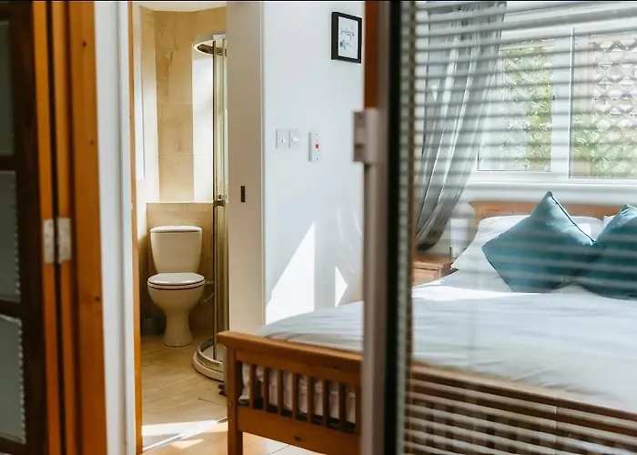 Light And Airy With Parking Nearby
