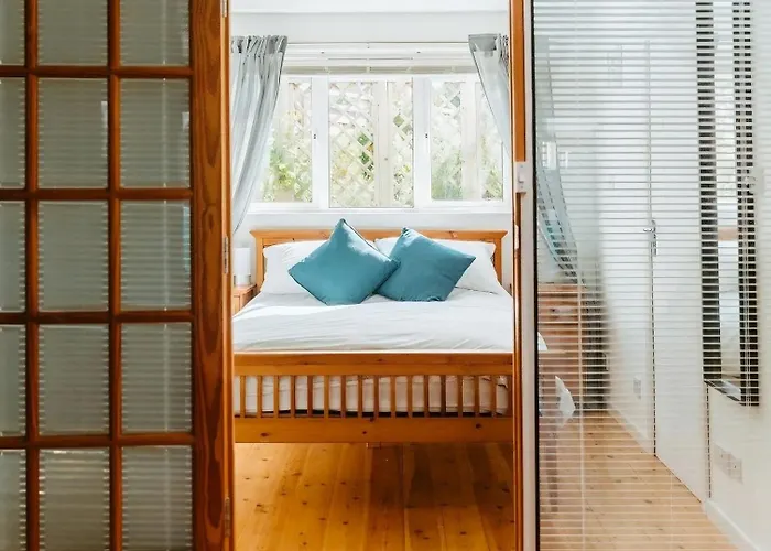 Light And Airy With Parking Nearby