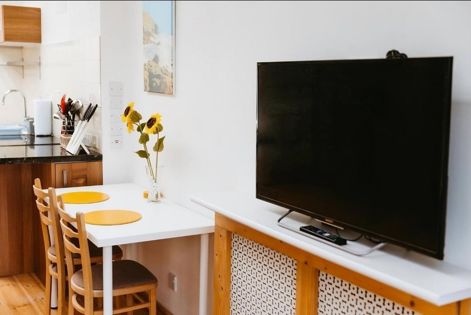 Light And Airy With Parking Nearby Appartamento